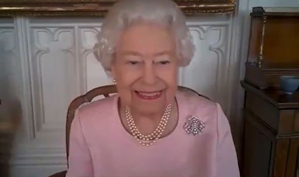 伊丽莎白二世对镜头微笑：伊丽莎白二世女王