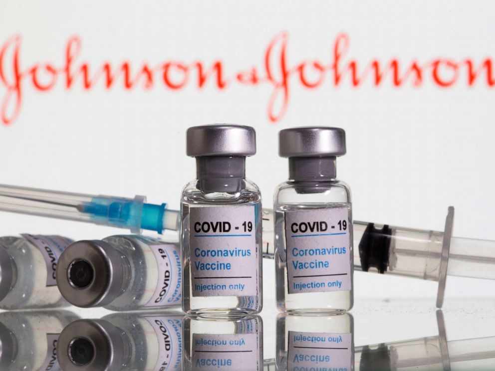 关闭瓶子：在显示于2021年2月9日的这张插图中，在显示的Johnson＆Johnson徽标前面可以看到标记为“ COVID-19 Coronavirus Vaccine”的文件小瓶和注射器。