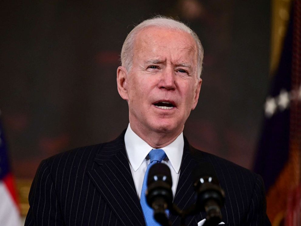 乔·拜登（Joe Biden）穿西装打领带：2021年3月2日，总统乔·拜登（Joe Biden）在华盛顿白宫发表讲话。