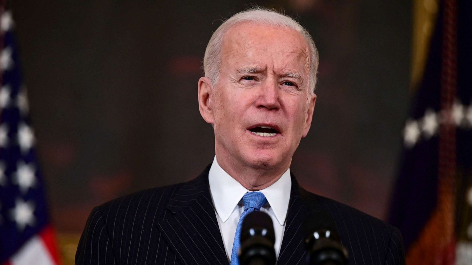 乔·拜登（Joe Biden）穿着西装和领带
