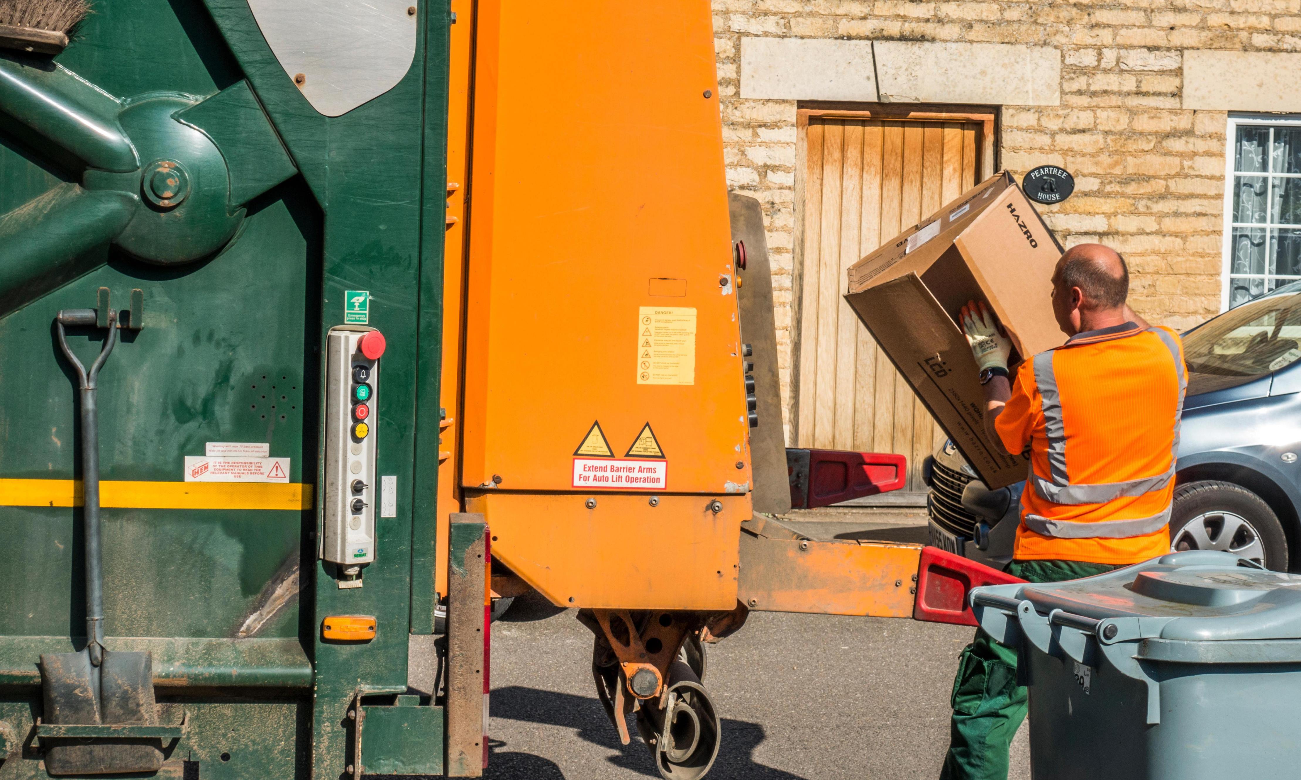 当英格兰议会试图平衡预算时，垃圾箱收集可能是其中一项服务。