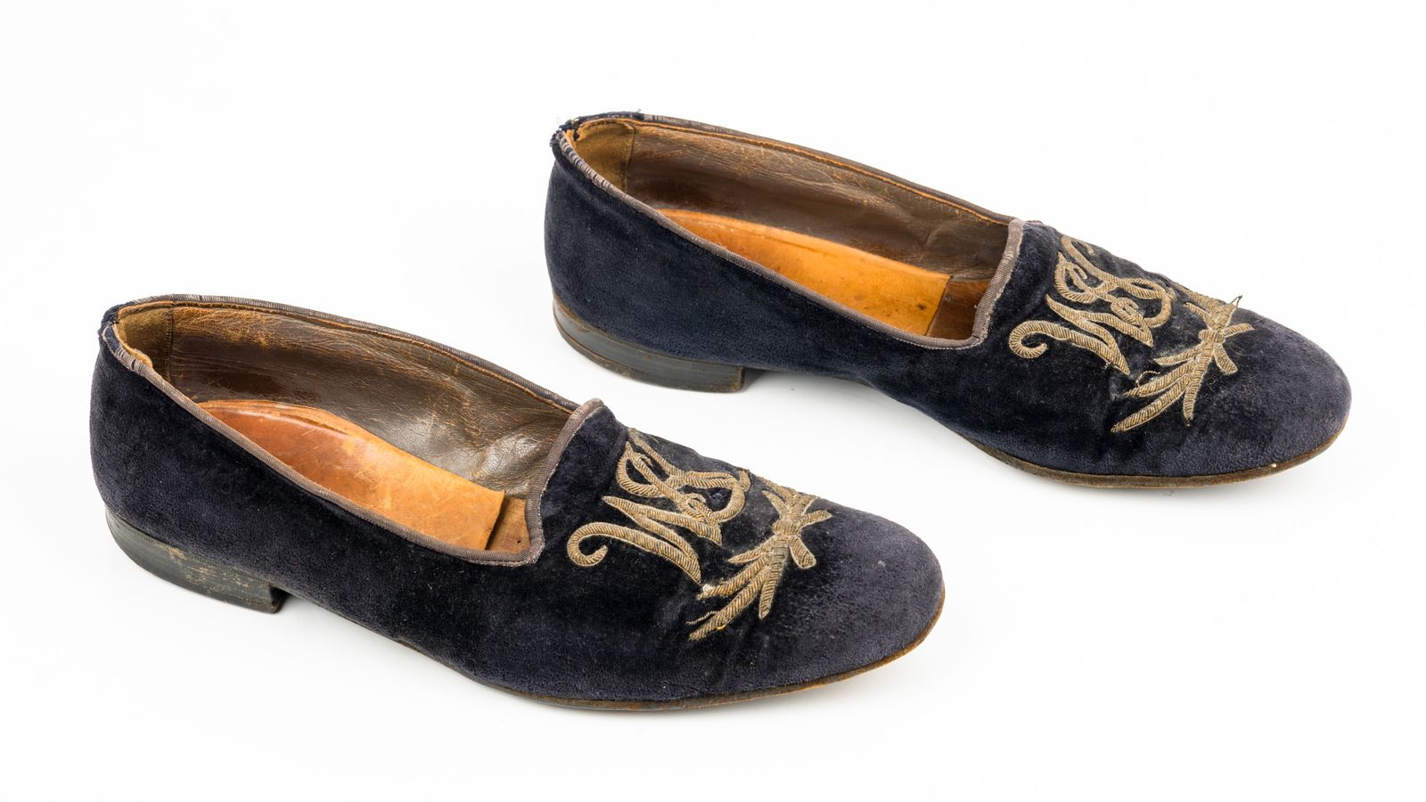 一双鞋：拖鞋的历史可以追溯到1950年代
