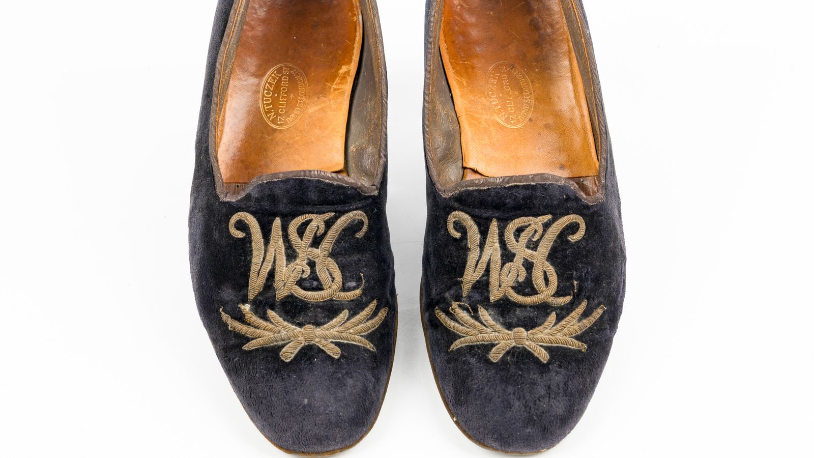 纹身的特写：温斯顿·丘吉尔（Winston Churchill）的天鹅绒拖鞋卖了将近40,000英镑