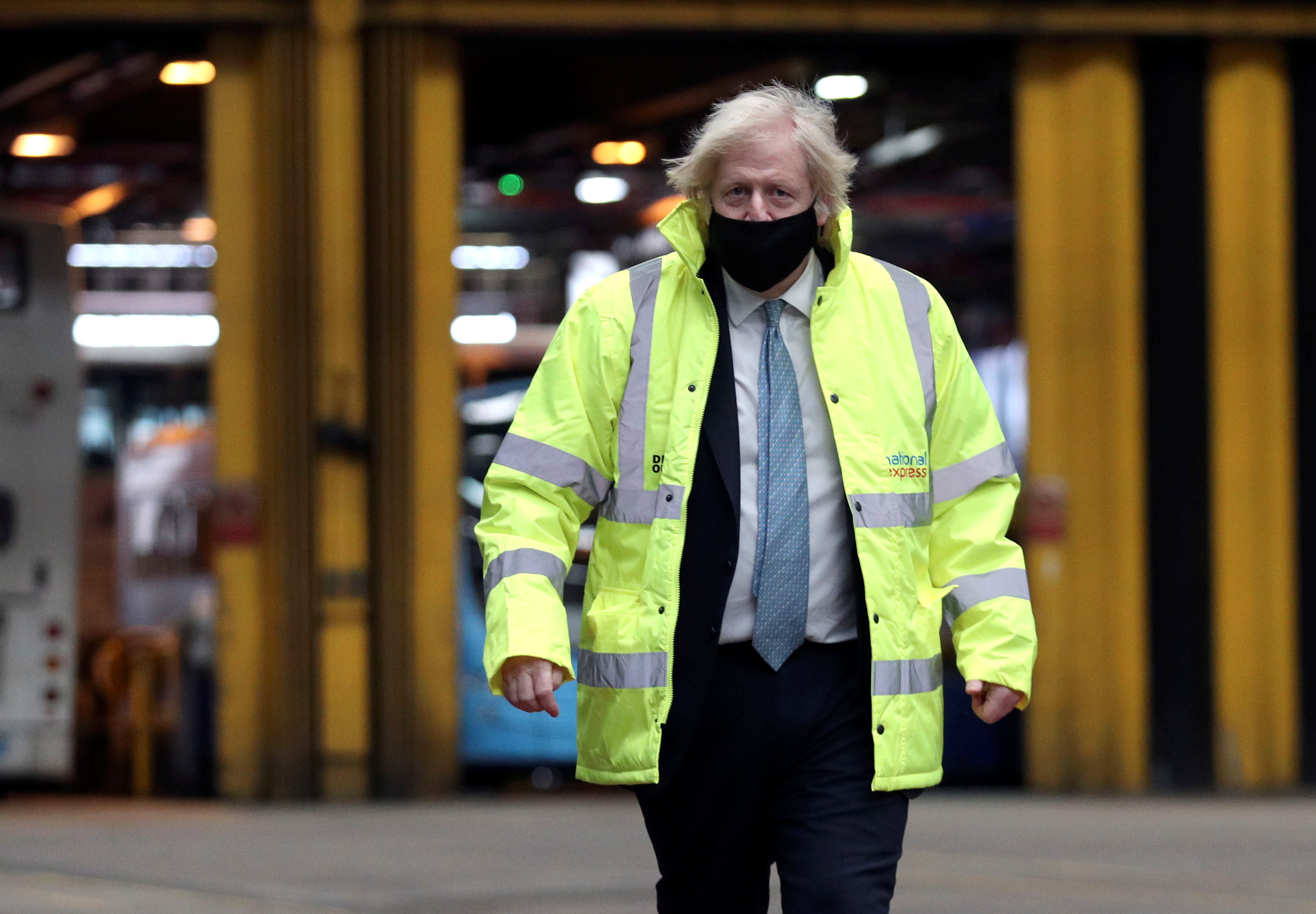 英国首相鲍里斯·约翰逊（Boris Johnson）于2021年3月15日在英国考文垂的国家快车站参观时戴着口罩。史蒂夫·帕森斯（Steve Parsons）/游泳池通过REUTERS