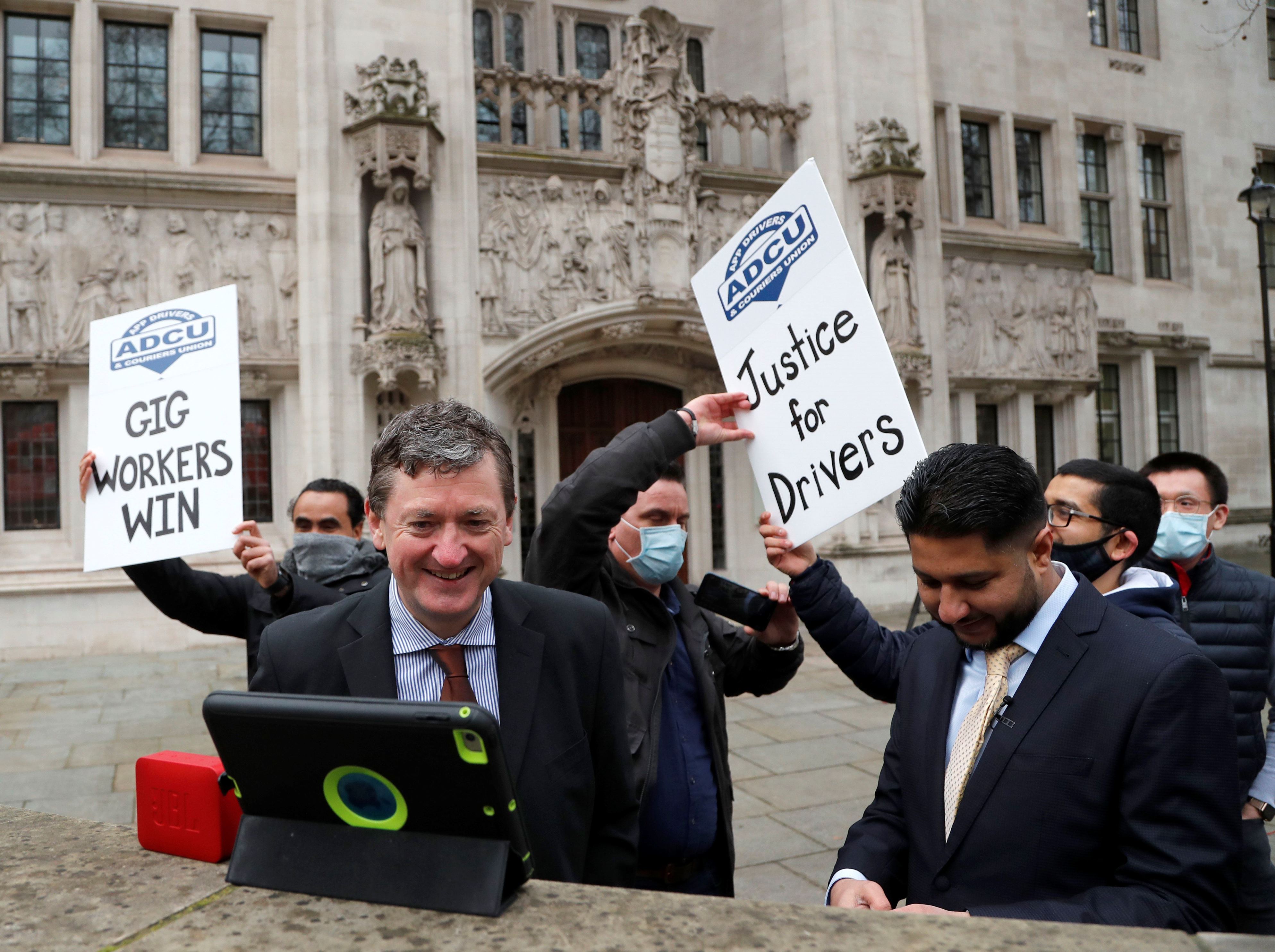 优步司机于2月19日在伦敦庆祝英国最高法院授予他们社会权利的裁决。