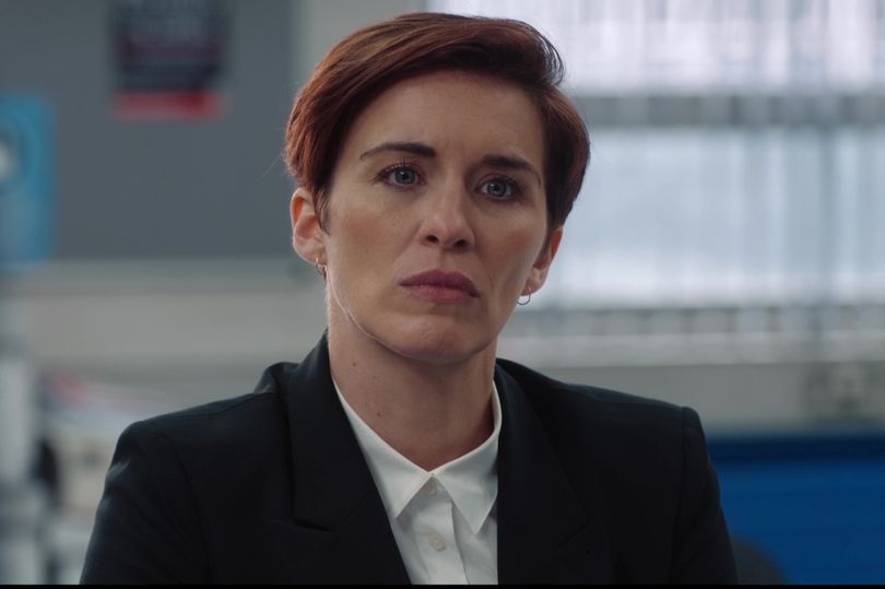 Vicky McClure穿着西装和领带在镜头前微笑：《使命召唤》的粉丝在第六季的最新一集中与凯特·弗莱明（Kate Fleming）并肩怒火